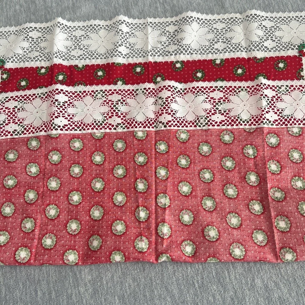Christmas Table Runner Square Lace Red Green‎ Grannycore 27x26 Decor Vintage EUC